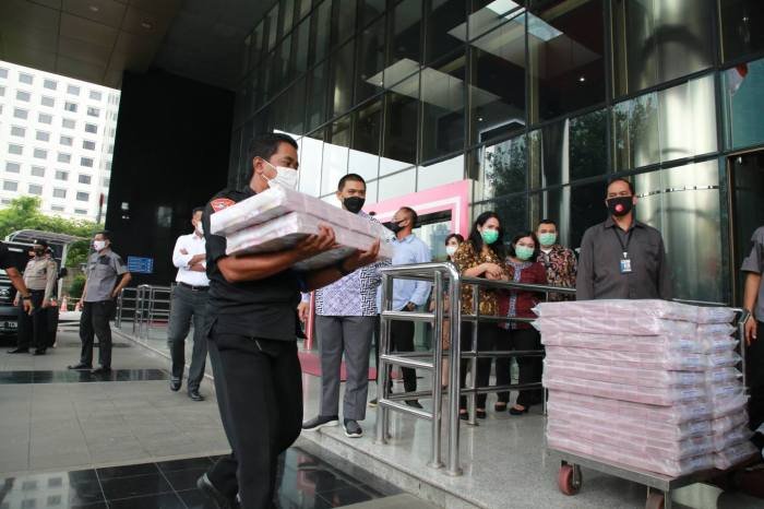 KPK Sita Dokumen, Uang, Tas hingga Jam Tangan Usai Geledah
