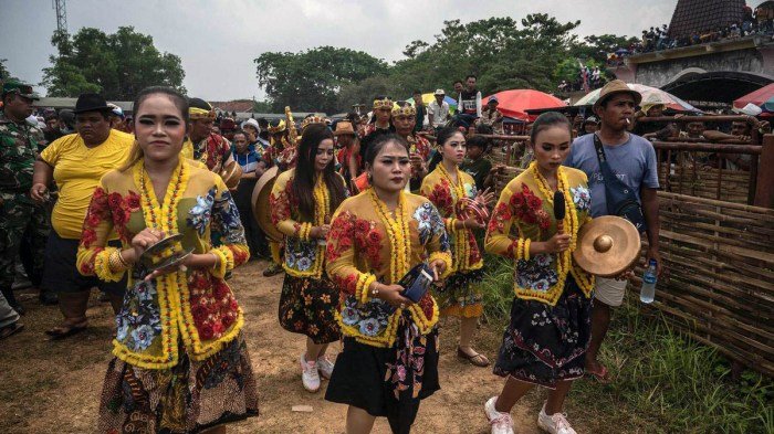 Budaya gotong royong dan kearifan lokal di desa