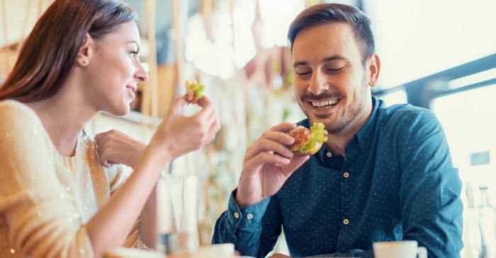 Alasan makan lebih banyak saat bersama teman