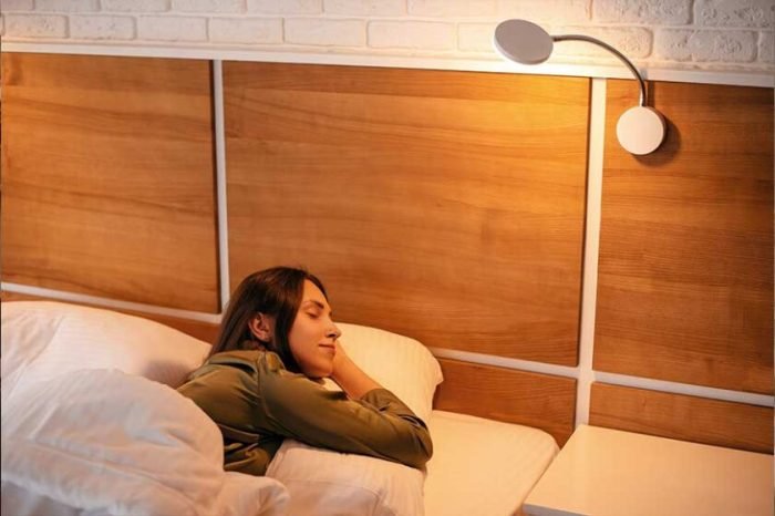 Alasan warna cahaya HP pengaruhi pola tidur