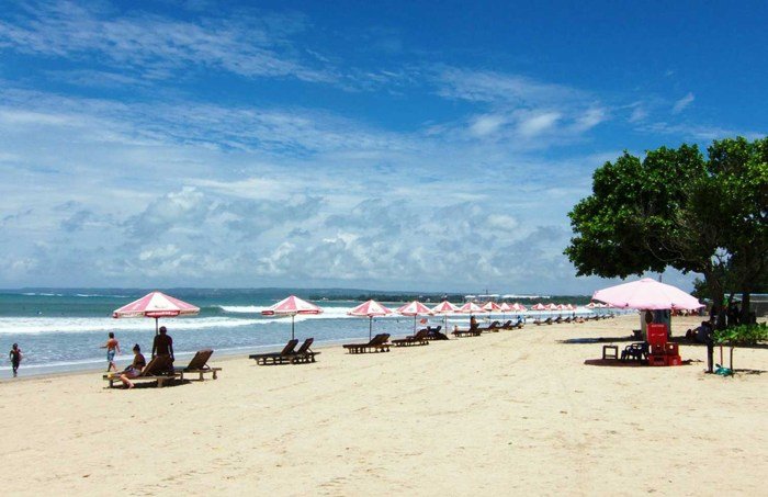 Pantai kuta pemandangan terkenal tripcetera senja wisatawan keindahan pasir putih tempat pijat tradisional mampu surga memikat Tips wisata pantai di Pantai Kuta yang hemat