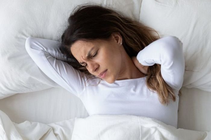 Alasan suka tidur satu posisi favorit