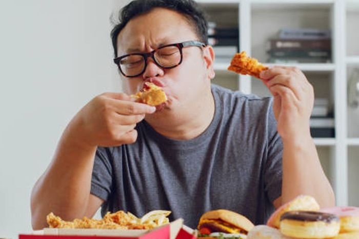 Alasan makan lebih banyak saat bersama teman