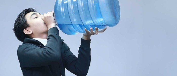 Alasan tidak bisa minum banyak air sekaligus