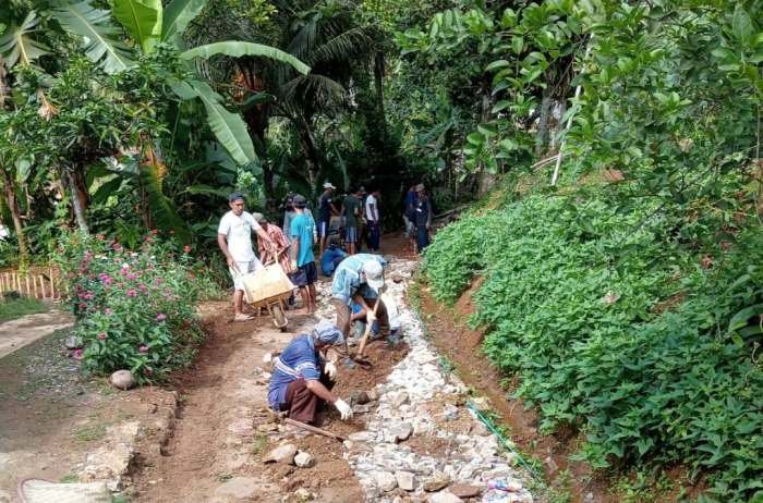 Budaya gotong royong dan kearifan lokal di desa