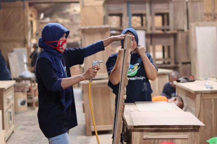 Peran perempuan dalam pemberdayaan ekonomi keluarga di indonesia