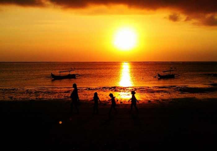 Tips wisata pantai di Pantai Kuta yang hemat