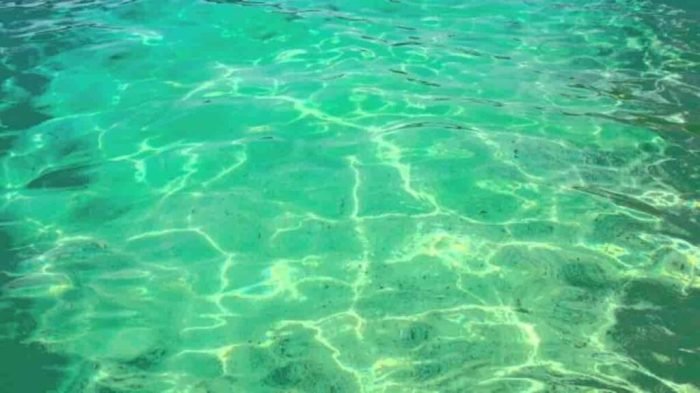 Alasan air tidak berwarna tapi laut biru