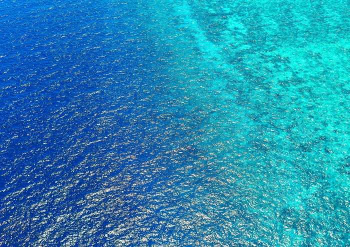 Laut biru muffingraphics Alasan air tidak berwarna tapi laut biru