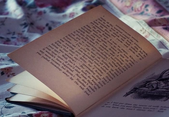 Mengapa suka mencium aroma buku baru