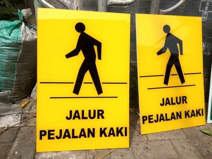 Mengapa menghindari retakan jalan saat jalan kaki