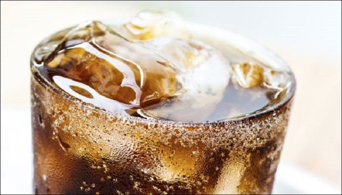 Alasan bersendawa setelah minum soda