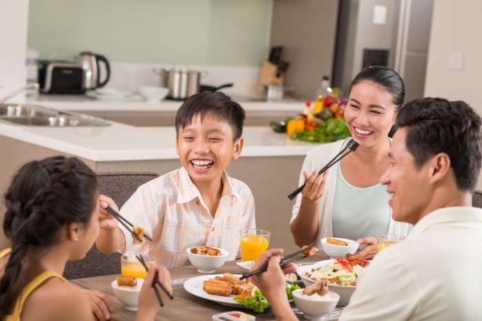 Alasan makan lebih banyak saat bersama teman