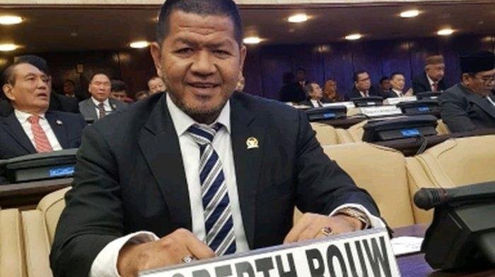 Alasan tepuk meja saat tertawa di warung kopi